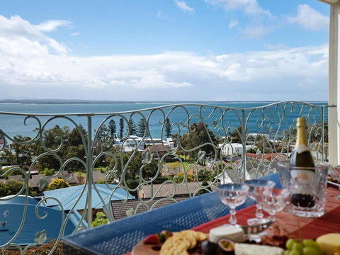 'Baylife Villa' 4a Warruga St - Large Home With WIFI, Netflix, Aircon, Linen & Spectacular Views - Accommodation Main Beach 0