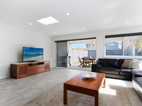 'Birubi Breezes', 2/7 Fitzroy St - Large Duplex With Air Conditioning, WIFI & Only 5 Minute Walk To The Beach - Accommodation Main Beach 1