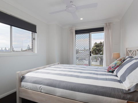 'Birubi Breezes', 2/7 Fitzroy St - Large Duplex With Air Conditioning, WIFI & Only 5 Minute Walk To The Beach - Accommodation Main Beach 3