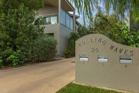 'Rolling Waves 2' On Ocean Drive - Accommodation Main Beach 0