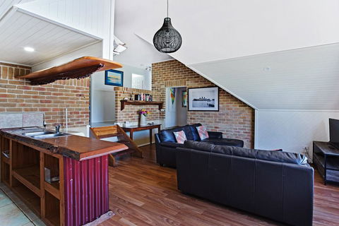 'Salt Wood' Cabin Style Retreat - Accommodation Main Beach 2