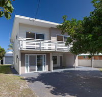 'SeaHaven' 2 Richardson Ave - Large home with Aircon Smart TV WIFI Netflix  Boat Parking - Accommodation Main Beach