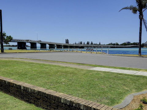 'Time And Tide' 1 - Ground Floor With Water Views - Accommodation Main Beach 2
