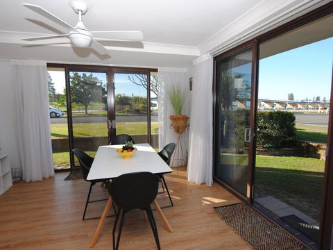 'Time And Tide' 1 - Ground Floor With Water Views - Accommodation Main Beach 0