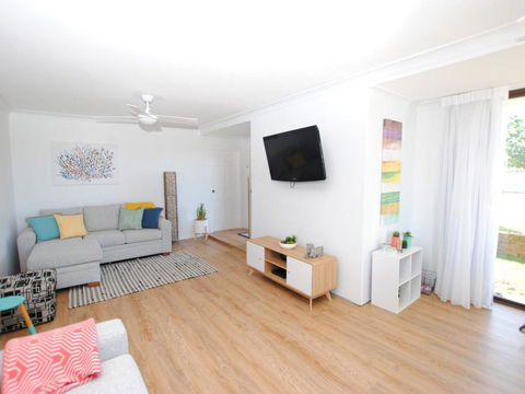 'Time And Tide' 1 - Ground Floor With Water Views - Accommodation Main Beach 1
