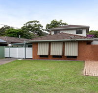 'Willows At The Bay' 111 Horace St - Large House with Aircon WIFI and Boat Parking. - Accommodation Main Beach