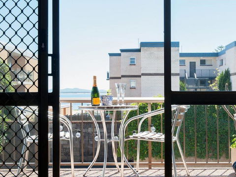 1 'BAHIA', 47 RONALD AVE - GREAT LOCATION WITH FILTERED WATER VIEWS - Accommodation Main Beach 0