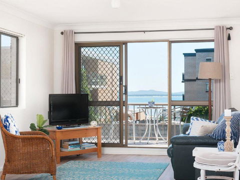 1 'BAHIA', 47 RONALD AVE - GREAT LOCATION WITH FILTERED WATER VIEWS - Accommodation Main Beach 3