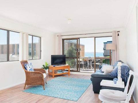 1 'BAHIA', 47 RONALD AVE - GREAT LOCATION WITH FILTERED WATER VIEWS - Accommodation Main Beach 2