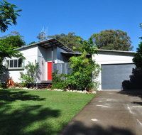 10 Double Island Drive - Modern family home centrally located swimming pool  outdoor area - Accommodation Main Beach