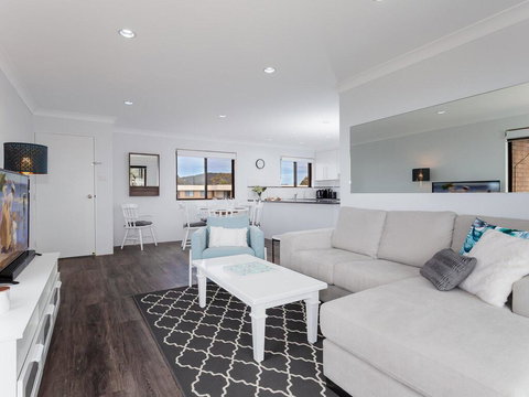 11 'Intrepid' , 3 Intrepid Close - Absolute Beachfront Bliss - Accommodation Main Beach 2