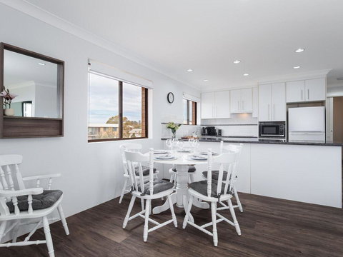 11 'Intrepid' , 3 Intrepid Close - Absolute Beachfront Bliss - Accommodation Main Beach 3