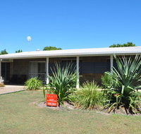 12 Zircon Street - Renovated beach shack with the perfect blend of comfort and coastal cool - Accommodation Main Beach