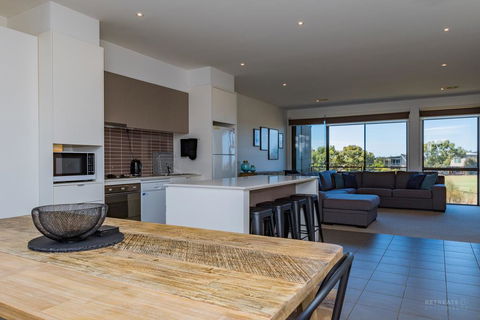 13 Shore Place - Accommodation Main Beach 2