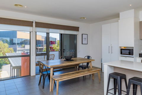 13 Shore Place - Accommodation Main Beach 0