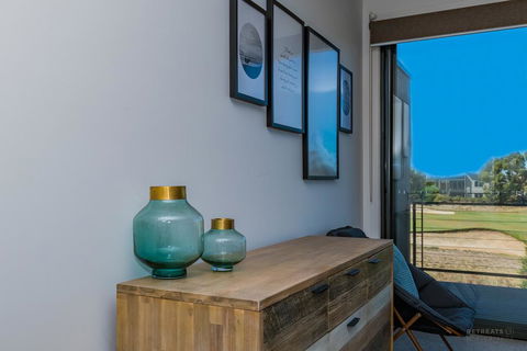 13 Shore Place - Accommodation Main Beach 3