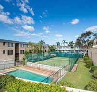 14 'THE DUNES' 38 MARINE DR - LARGE UNIT WITH POOL TENNIS COURT AND DIRECTLY ACROSS FROM FINGAL - Accommodation Main Beach