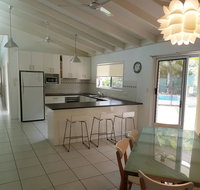 15 Larapinta Court - Family home with swimming pool in a quiet street and central location close to CBD - Accommodation Main Beach