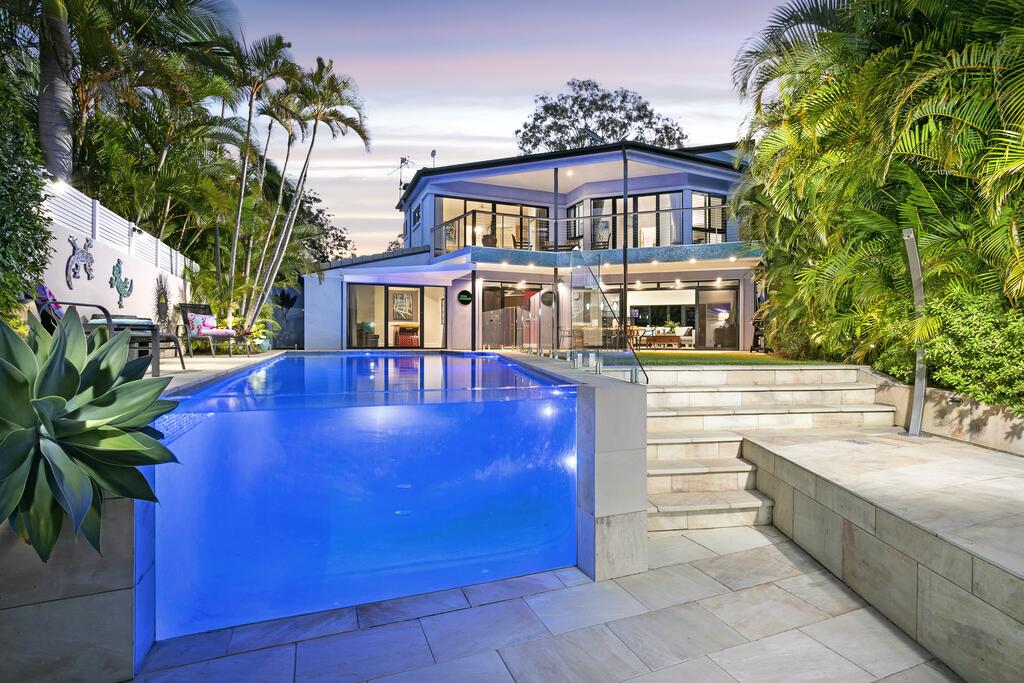 Accommodation Main Beach