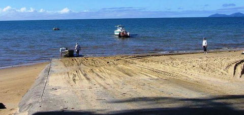 15 Robert Johnstone Parade - Accommodation Main Beach 2