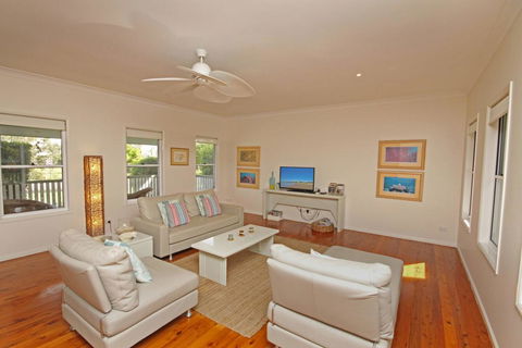 16 Beachway Pde, Marcoola: Linen Incl, WiFi, Pet Friendly, A/Cond. 500 BOND - Accommodation Main Beach 3