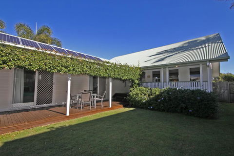 16 Beachway Pde, Marcoola: Linen Incl, WiFi, Pet Friendly, A/Cond. 500 BOND - Accommodation Main Beach 1