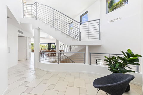 19 Ross Crescent - Accommodation Main Beach 3
