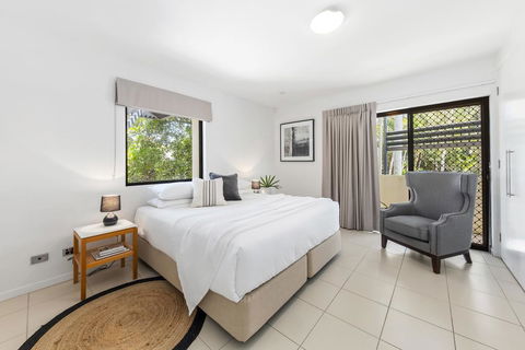 19 Ross Crescent - Accommodation Main Beach 1