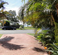 2 'Copacabana' 61 Sandy Point Road - cute unit with water views from the balcony - Accommodation Main Beach