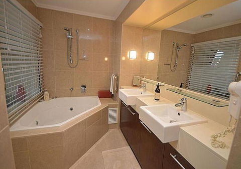 2 BDR/Apt/Foxtel/WiFi/Pool/parking/Spa/Hervey Bay - Accommodation Main Beach 2