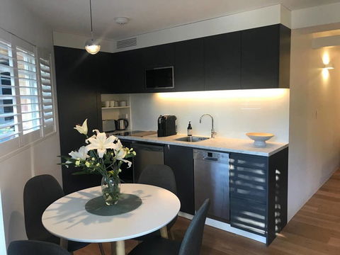 2 BEDROOM BRAND NEW APT // MOMENTS FROM RNSH - Accommodation Main Beach 2