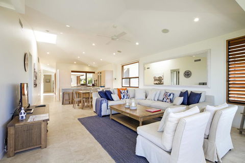 2 Hale Lani - Accommodation Main Beach 3