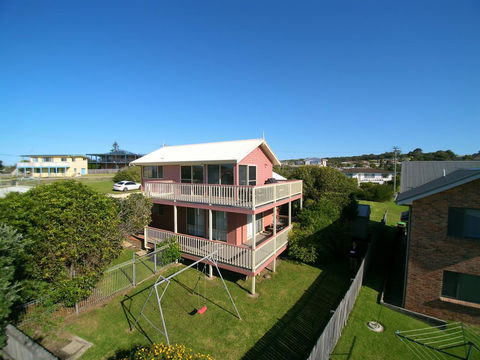 2 Jocelyn Street. Dalmeny - Accommodation Main Beach 1
