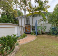 2 Satinwood Drive - Rainbow Shores Executive Level Beach House Pool Walk to Beach - Accommodation Main Beach