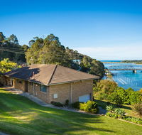 2 Water Crescent - Retro Haven - Accommodation Main Beach