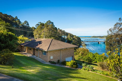 2 Water Crescent - Retro Haven - Accommodation Main Beach 0