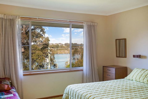 2 Water Crescent - Retro Haven - Accommodation Main Beach 3