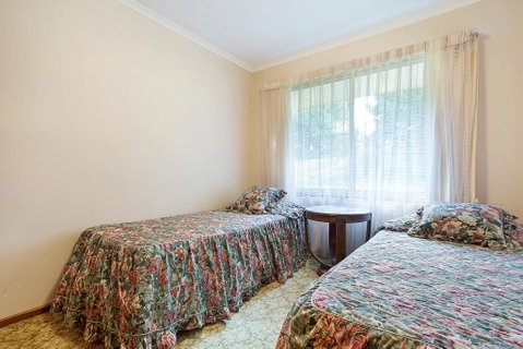 2 Water Crescent - Retro Haven - Accommodation Main Beach 1