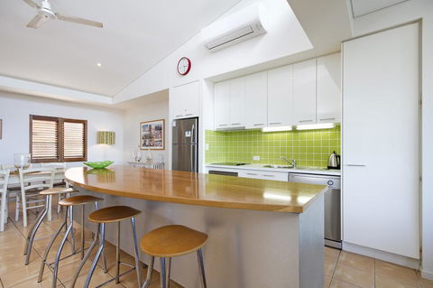 2/22 Stevens - Accommodation Main Beach 0