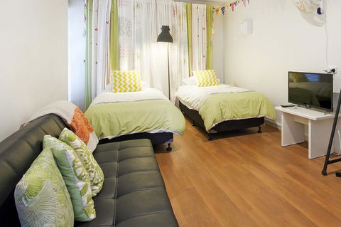 2/22 Stevens - Accommodation Main Beach 1
