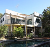20 Orania Court - Two storey family home with swimming pool patio  large deck. Pet friendly - Accommodation Main Beach