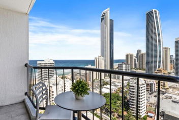 Beach-facing Studio Apt In Surfers Paradise with Accommodation Main Beach
