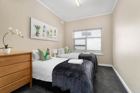Bellevue Heights HolidayHome - Flinders Uni & Med - Accommodation Main Beach 4