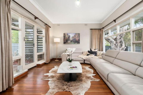 Bellevue Heights HolidayHome - Flinders Uni & Med - Accommodation Main Beach 0