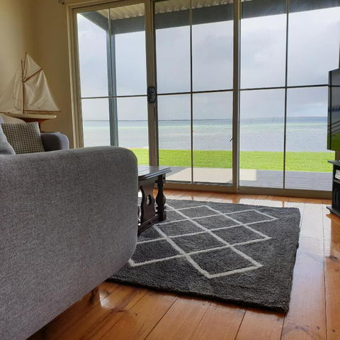 Blue Seas - Beach Front Living - Accommodation Main Beach 0