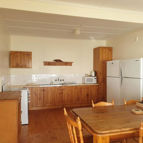 Blue Seas - Beach Front Living - Accommodation Main Beach 1