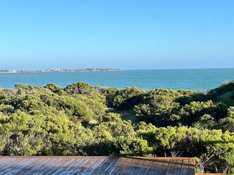 C4 Miles Beach Shack - Accommodation Main Beach 1