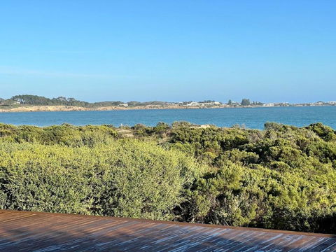 C4 Miles Beach Shack - Accommodation Main Beach 0