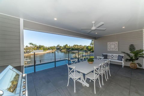 Capri Waterfront Resort 5BR Waterfront Heated Pool - Accommodation Main Beach 3