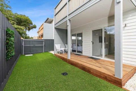 CASA EMEC- PETS WELCOME Luxury, Aircon, Walk To The Shops And Beach! Outdoor Shower And Garage Parking - Accommodation Main Beach 1